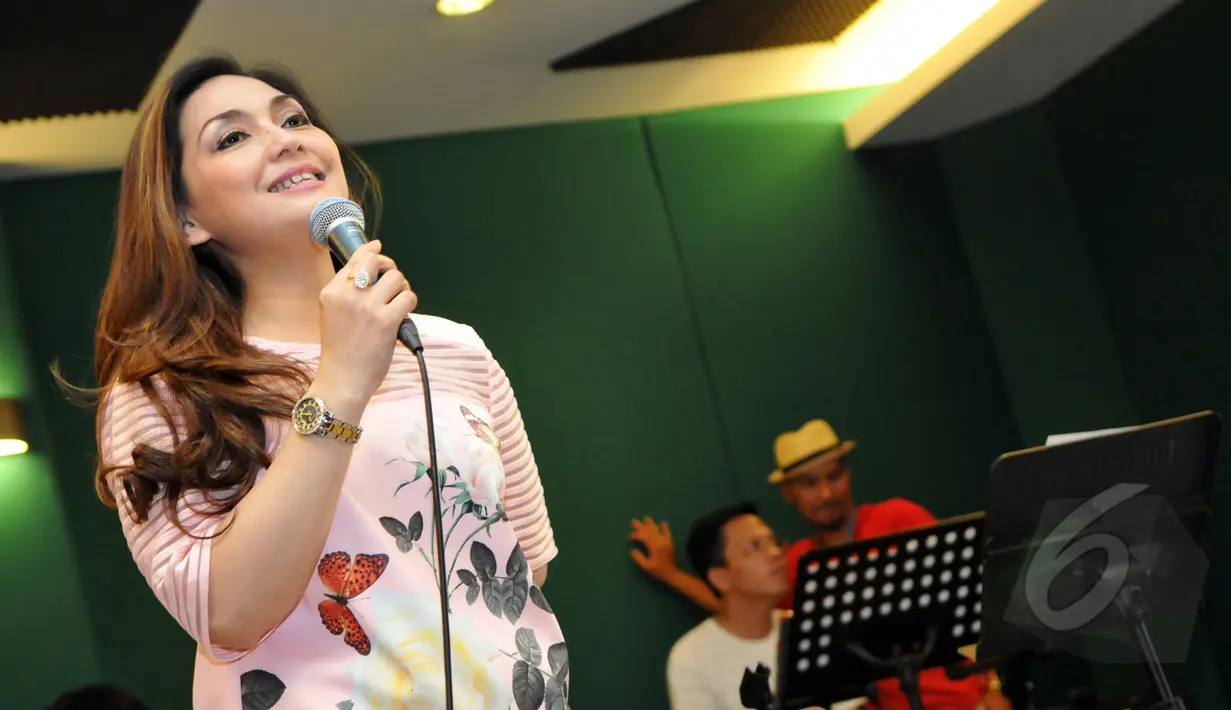 Nia Daniati saat latihan konser Gelas-Gelas Kaca of Nia di bilangan Tebet, Jakarta Selatan, Selasa (1/4/2015). Nia menjelaskan Olga sangat menghormati dirinya. (Liputan6.com/Panji Diksana)