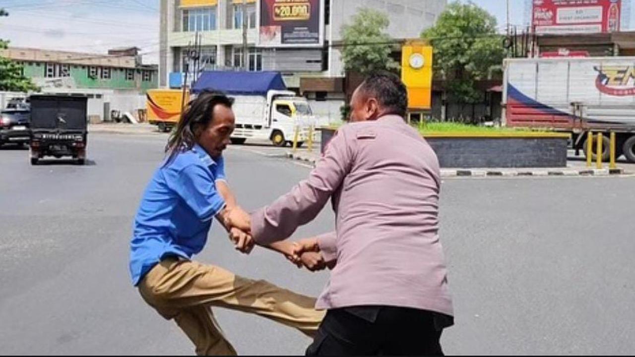 Sosok Ipda Purnomo, Polisi Baik Peduli ODGJ yang Dipukul Hingga Berdarah-darah di Tengah Jalan