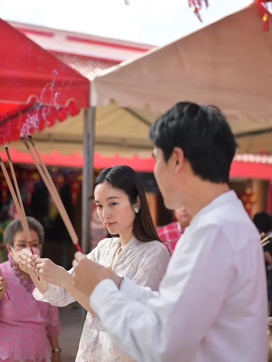 Nong Poy juga terlihat memakai anting-anting warna senada. [@poydtreechada]