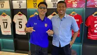 Jurnalis Bola.com, Hery Kurniawan berfoto bersama legenda Timnas Thailand, Teeratep Winothai selepas sesi wawancara di Garuda Store, Stadion Utama Gelora Bung Karno, Jakarta pada Rabu (23/9/2026). (Bola.com/Benediktus Gerendo Pradigdo)