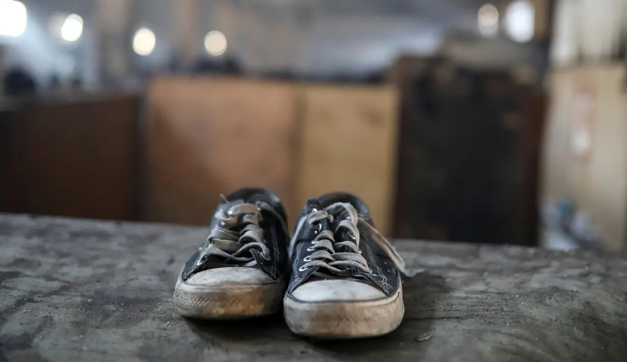 Sepasang sepatu milik seorang imigran dijemur di sebuah gudang tak terpakai yang dijadikan tempat tinggal di Belgrade, Serbia, 11 November 2016. Menurut badan pengungsi PBB, sekitar 6.400 imigran saat ini terdaftar di Serbia. (REUTERS/Marko Djurica)