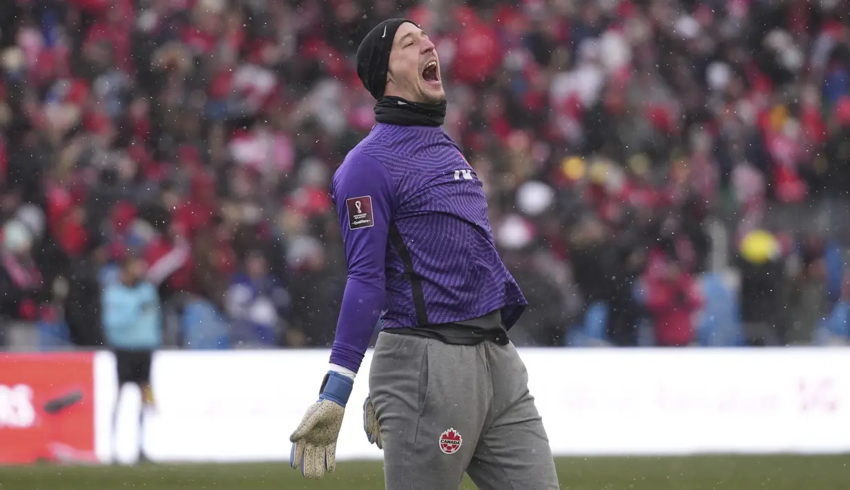Kiper Kanada Milan Borjan merayakan kemenangan atas Jamaika pada pertandingan Kualifikasi Piala Dunia 2022 Zona CONCACAF di Venue BMO Field, Senin (28/3/2022) dini hari WIB. Kanada lolos ke Piala Dunia 2022 usai melibas Jamaika 4-0. (Nathan Denette/The Canadian Press via AP)