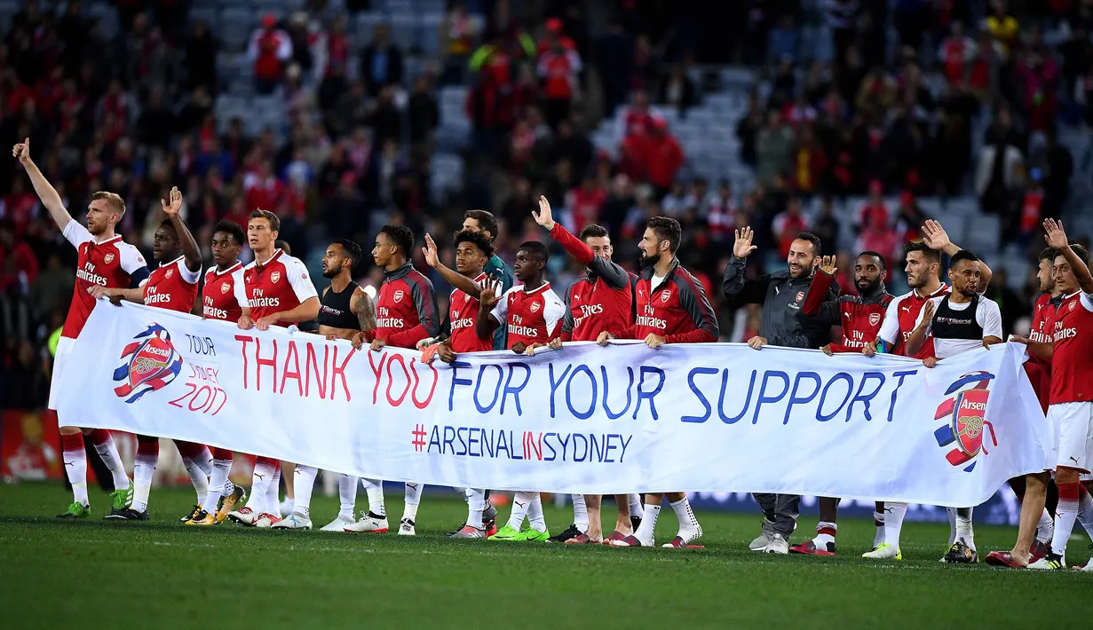 Para pemain Arsenal membentangkan spanduk ucapan terimakasih usai pertandingan melawan Western Sydney Wanderers pada laga persahabatan di ANZ Stadium, Sabtu (15/7/2017). Arsenal menang 3-1 atas Western Sydney Wanderers. (EPA/Dan Himbrechts)