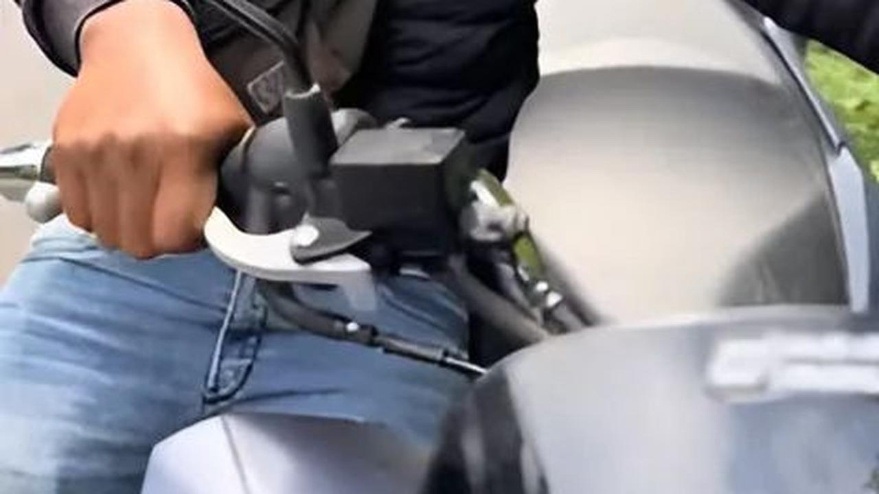 Dengan terpaksa, bodi motor harus terus ditahan saat melewati turunan