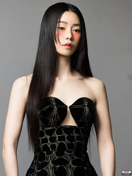 Lim Ji Yeon merupakan perempuan kelahiran Seoul, Korea Selatan yang tahun ini genap berusia 32 tahun. Perbedaan usia 5 tahun dengan Lee Do Hyun toh akhirnya tak menghalangi perasaan keduanya untuk akhirnya memutuskan berkencan. Foto: Instagram.