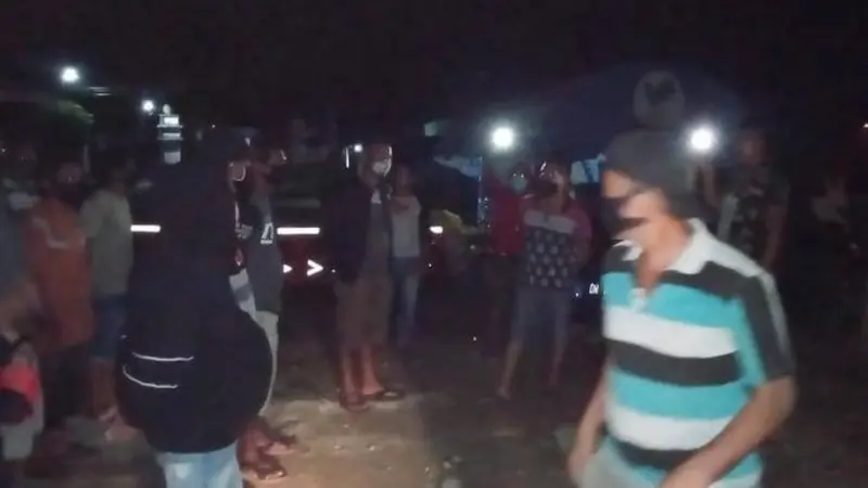 Petugas di Gorontalo menangkap 16 pemudik yang mencoba menerobos larangan mudik lewat jalur laut. (Foto: Liputan6.com/Istimewa)
