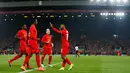 Para pemain Liverpool merayakan gol pertama yang dicetak Daniel Sturridge ke gawang Hostpur pada pertandingan Piala Liga Inggris di di Stadion Anfield, Liverpool, Inggris (25/10). Liverpool berhasil dengan skor 2-1 atas Hotspur. (Reuters/Phil Noble)