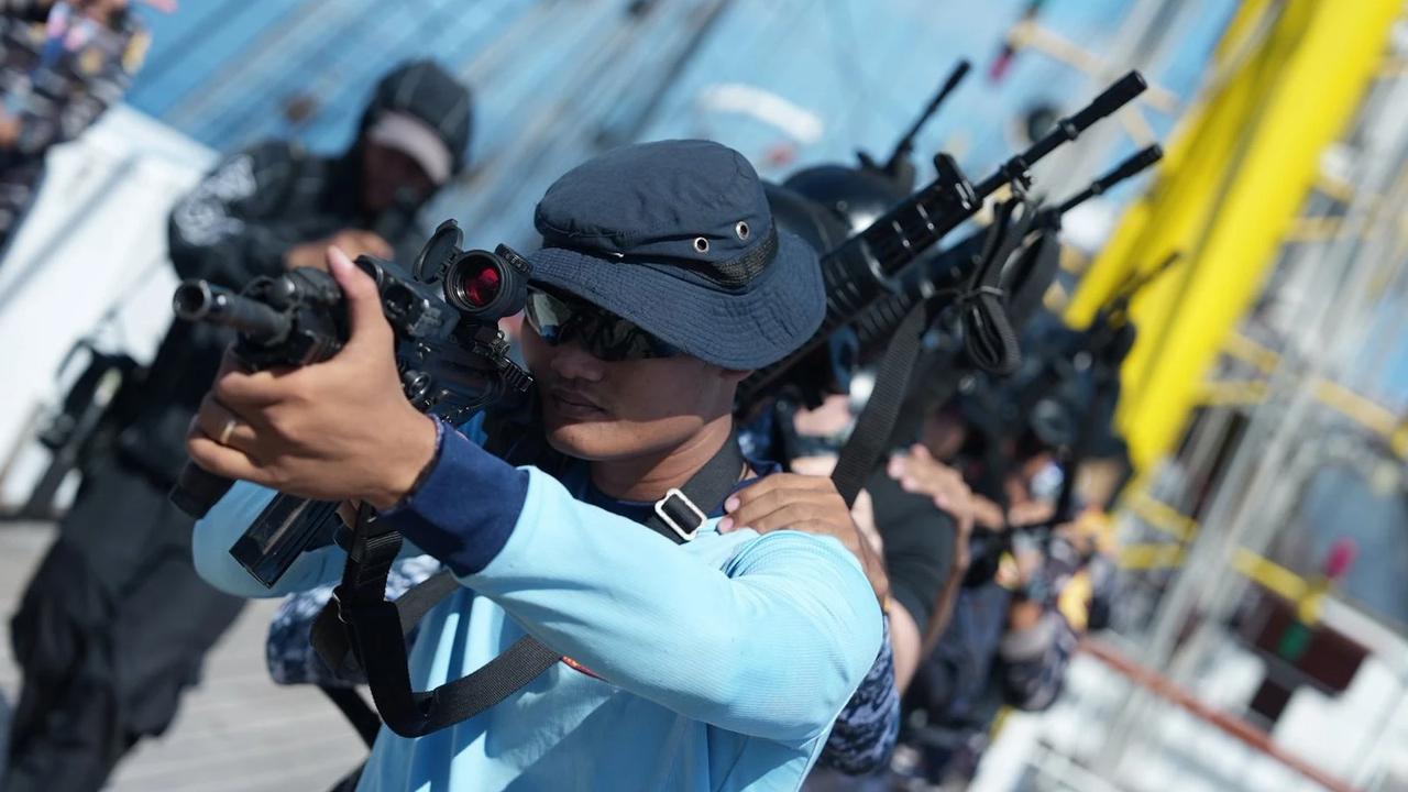 FOTO: Latihan VBSS Warnai Pelayaran Taruna ASEAN di KRI Bima Suci