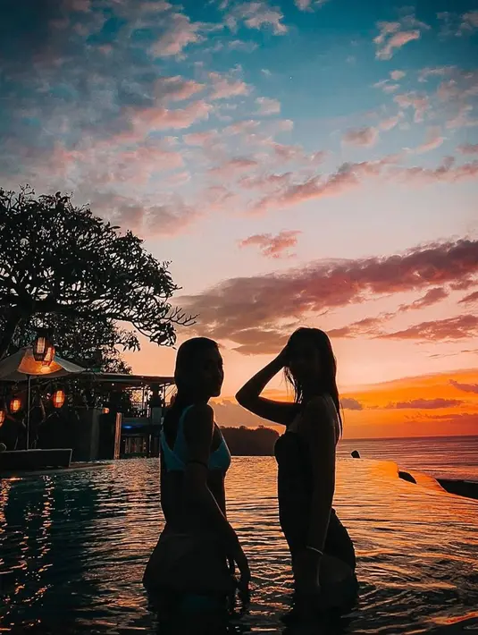Selain karena ingin unggah foto dirinya di media sosial, Canti Tachril tentunya ingin bagikan secuil keindahan langit di Bali ini.Tak sedikit netizen yang dibuat kagum dengan keindahan warna langit yang terdiri dari beberapa warna indah ini. Siluet pohon hingga bangunan disekitarnya merupakan pemandangan indah yang manjakan mata. (Liputan6.com/IG/@cantitachril)