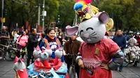Warga dengan kostum tikus berpartisipasi dalam kompetisi menghias sepeda bertema zodiak di Mexico City, Meksiko, 19 Januari 2020. Puluhan karya dekorasi zodiak ditampilkan dalam kompetisi itu, yang memberikan warga Meksiko akses untuk menikmati budaya unik Tahun Baru Imlek. (Xinhua/Xin Yuewei)