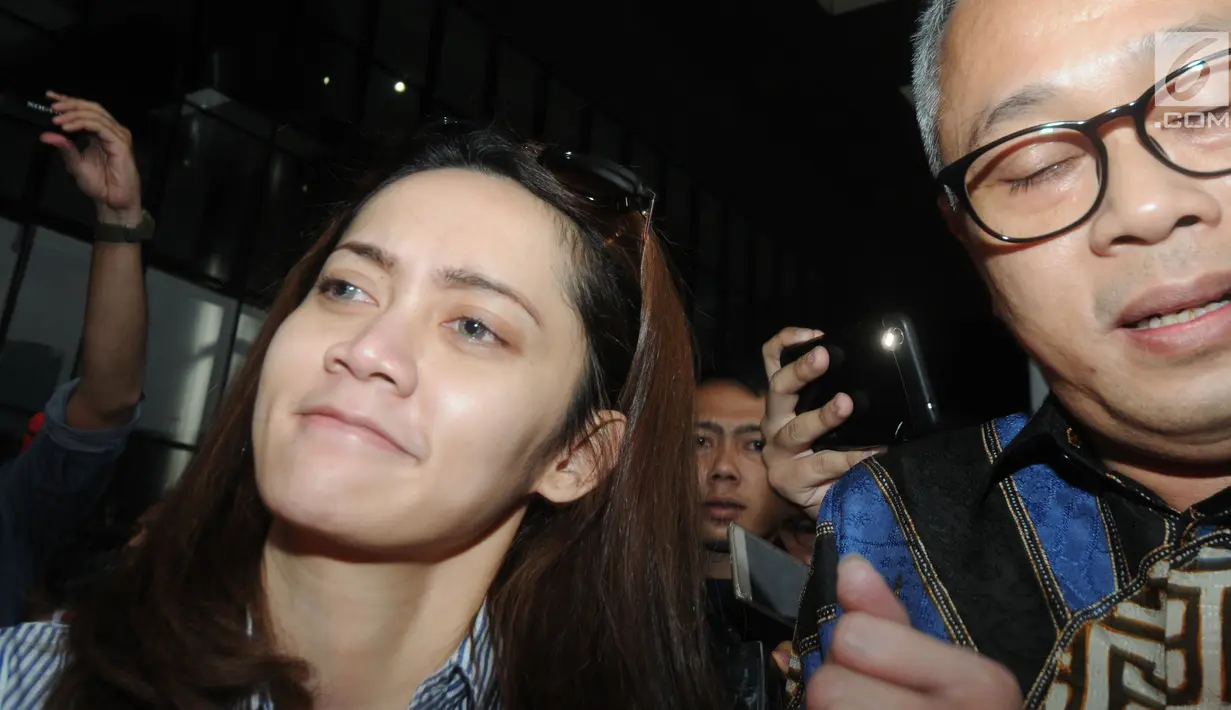 Siesa Darubinta yang turut diamankan saat OTT KPK di apartemen kawasan Permata Hijau usai menjalani pemeriksaan oleh penyidik di Gedung KPK, Jakarta, Senin (15/4). Siesa diperiksa sebagai saksi terkait dugaan suap yang menjerat anggota DPR Fraksi Golkar Bowo Sidik Pangarso. (merdeka.com/Dwi Narwoko)