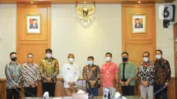 Jajaran Direksi Indosat Ooredoo, Pemkot Surakarta dan Walikota Surakarta, Gibran Rakabuming foto bersama. Rencana kedepannya Indosat Ooredoo akan mendukung UKM kota Solo untuk kembali bangkit melalui berbagai program pelatihan dan pendampingan. (Liputan6.com/Pool/Indosat)
