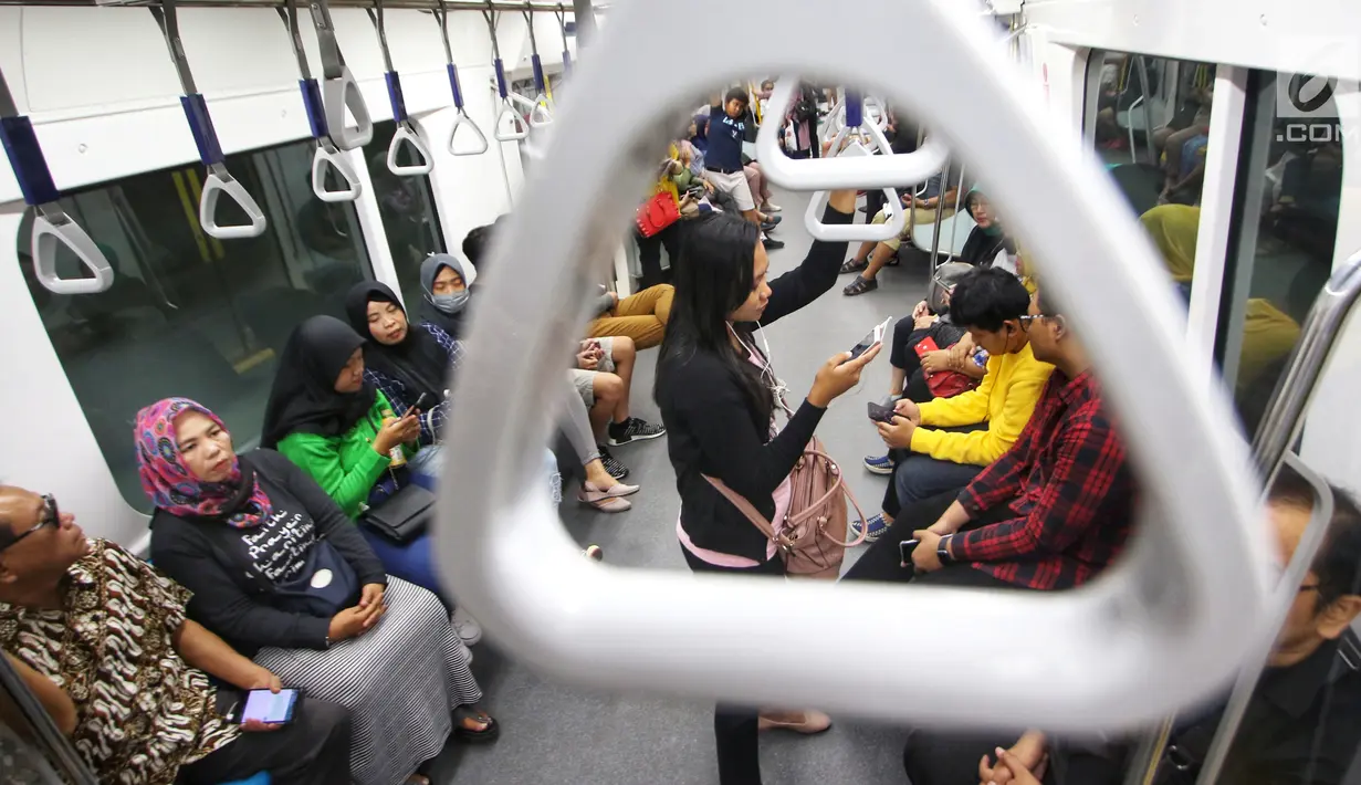Penumpang menaiki kereta MRT pada hari pertama fase operasi secara komersial (berbayar) di Stasiun MRT Bundaran HI, Jakarta, Senin (1/4). PT MRT Jakarta mulai memberlakukan fase operasi secara komersial (berbayar) dengan potongan harga 50 persen selama April 2019. (Liputan6.com/Johan Tallo)