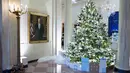 The Grand Foyer didekorasi untuk musim liburan selama pratinjau pers dekorasi Natal Gedung Putih, di Washington, Senin (29/11/2021). Ibu Negara AS Jill Biden meluncurkan dekorasi liburan Gedung Putih 2021 dengan tema “Gifts from the Heart”. (AP Photo/Evan Vucci)