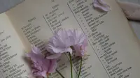 Bunga sebagai penanda halaman kamus bahasa Inggris. (Liputan6.com/Pexels/liza-ulyanova)