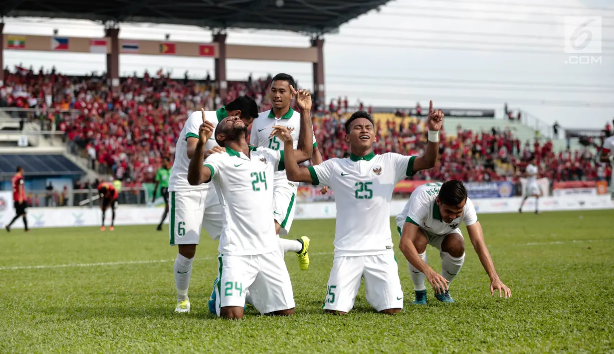 Penyerang timnas Indonesia, Marinus Mariyanto (24) bersama rekan-rekan satu tim melakukan selebrasi seusai membobol gawang Timor Leste pada laga ketiga grup B SEA Games 2017 di Stadion Selayang, Malaysia, Minggu (20/7). (Liputan6.com/Faizal Fanani)