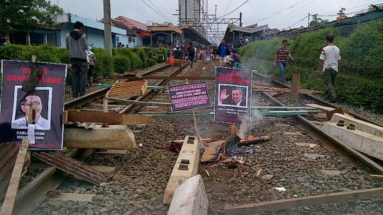 Ratusan pedagang dan mahasiswa blokir jalur KRL di Depok