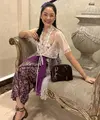 Rania Yamin tampak memukau dalam balutan kebaya see through dengan aksen laca pada bagian kerah. Kesan cantik makin optimal dengan paduan kain ungu yang memukau. [Foto: Instagram/ Rania Yamin]