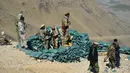 Personel gerakan perlawanan Afghanistan dan pasukan pemberontakan anti-Taliban berjaga pada sebuah pos terdepan di Kotal-e Anjuman, Distrik Paryan, Provinsi Panjshir, Afghanistan, 23 Agustus 2021. Taliban berusaha untuk bernegosiasi daripada melawan mereka. (Ahmad SAHEL ARMAN/AFP)