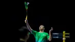 Jonatan Christie dari tim Blitzers mengembalikan kok ke arah Kodai Naraoka dari tim Rockets dalam laga Badminton XL 2025 di Istora Senayan, Jakarta, Jumat (03/10/2025). (Bola.com/Bagaskara Lazuardi)