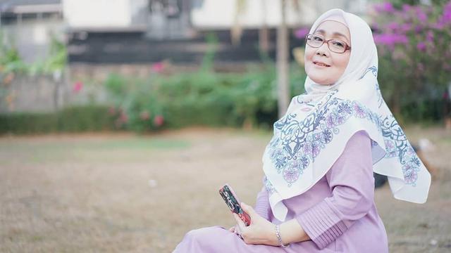 6 Potret Terbaru Uci Bing Slamet, Awet Muda di Usia 58 Tahun