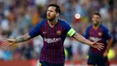 Penyerang Barcelona, Lionel Messi merayakan gol ke gawang PSV Eindhoven pada laga grup B Liga Champions di Camp Nou, Selasa (18/9). Dalam laga ini Messi mencetak trigol dan merupakan hattrick kedelapannya di Liga Champions. (AP/Manu Fernandez)
