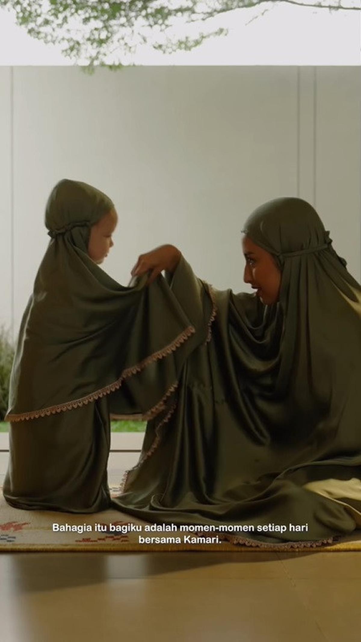 Syuting Iklan, Ini Potret Super Gemas Kamari dan Jennifer Coppen Pakai Mukena Couple