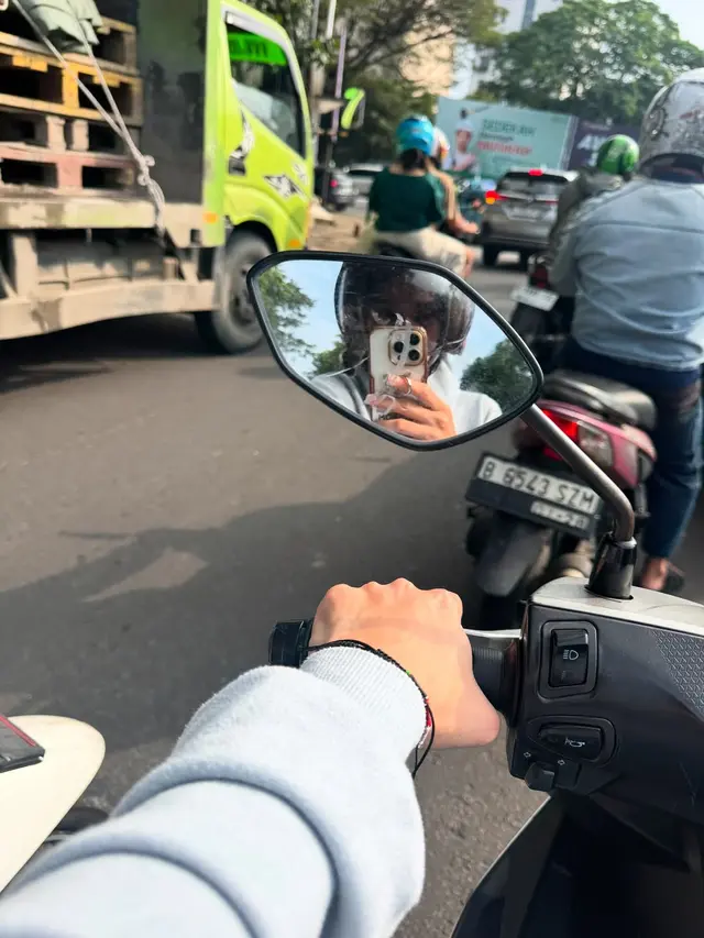 Gaya Zaskia Adya Mecca Antar Anak Sekolah Hari Pertama