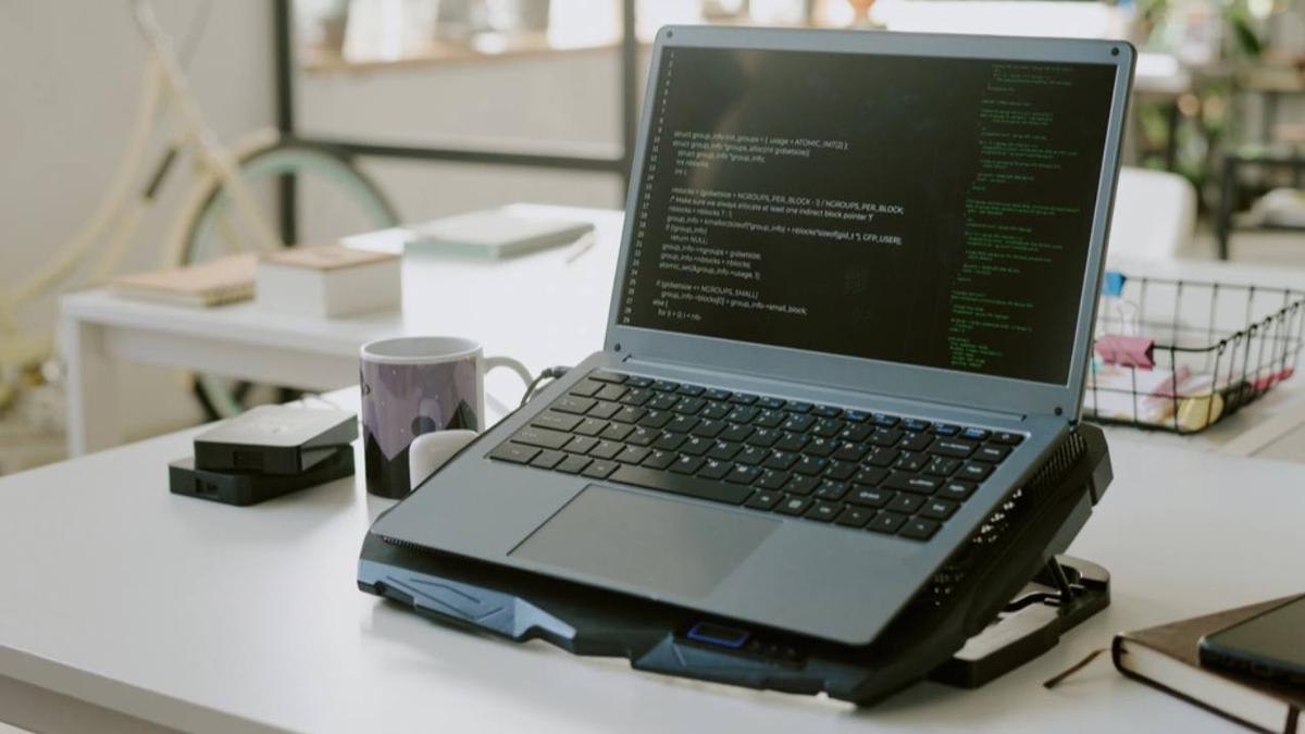 Anti Overheat! Cooling Pad Laptop Terbaik Ini Bikin Laptop Tetap Adem