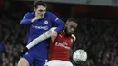 Pemain Arsenal, Alexandre Lacazette (kanan) mengamankan bola dari kejaran pemain Chelsea, Andreas Christensen pada laga semifinal Piala Liga Inggirs di Emirates stadium, London, (24/1/2018). Arsenal menang 2-1. (AP/Matt Dunham)