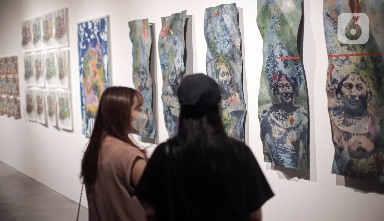 Pengunjung melihat karya seni yang ditampilkan dalam Pameran Distrik Seni Sesi 2 bertajuk "Berkelanjutan!" di Gedung Sarinah, Jakarta, Minggu (11/9/2022). Pameran yang menampilkan karya seni dari 30 seniman itu berlangsung hingga 24 November 2022. (Liputan6.com/Faizal Fanani)