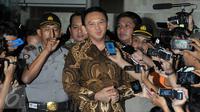 Gubernur DKI Jakarta Basuki Tjahaja Purnama (Ahok) usai menjalani pemeriksaan selama 12 jam di Gedung KPK, Jakarta, Selasa (12/4). Ahok dimintai keterangan terkait kasus dugaan korupsi pengadaan lahan RS Sumber Waras. (Liputan6.com/Helmi Afandi)