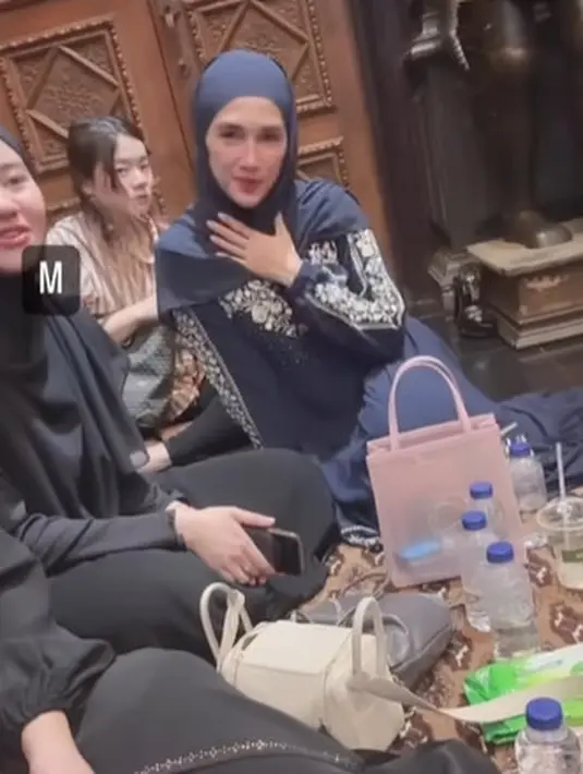 Ussy Sulistiawati kenakan gamis bordir biru navy dengan kerudung berwarna senada [@ashanty_ash]