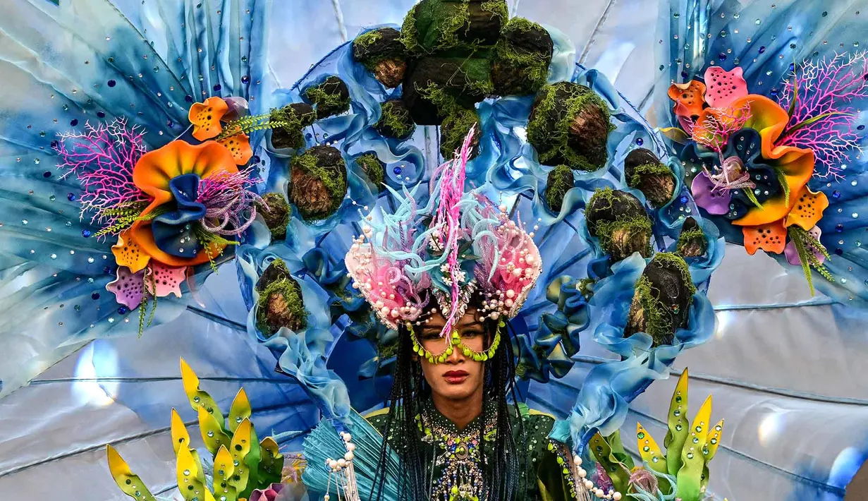Peserta yang mengenakan kostum bertema HEAL (Kemanusiaan, Bumi, dan Kehidupan) mengikuti Jember Fashion Carnaval (JFC) ke-24 di Jember, Jawa Timur, Minggu (26/7/2026). (AFP/ Juni Krsiwanto)