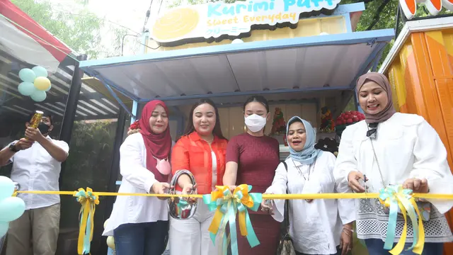 Amanda Manopo dan Angelica Manopo dikenal dengan sebutan Manopo Sisters. Keduanya eksis menggeluti bisnis kue