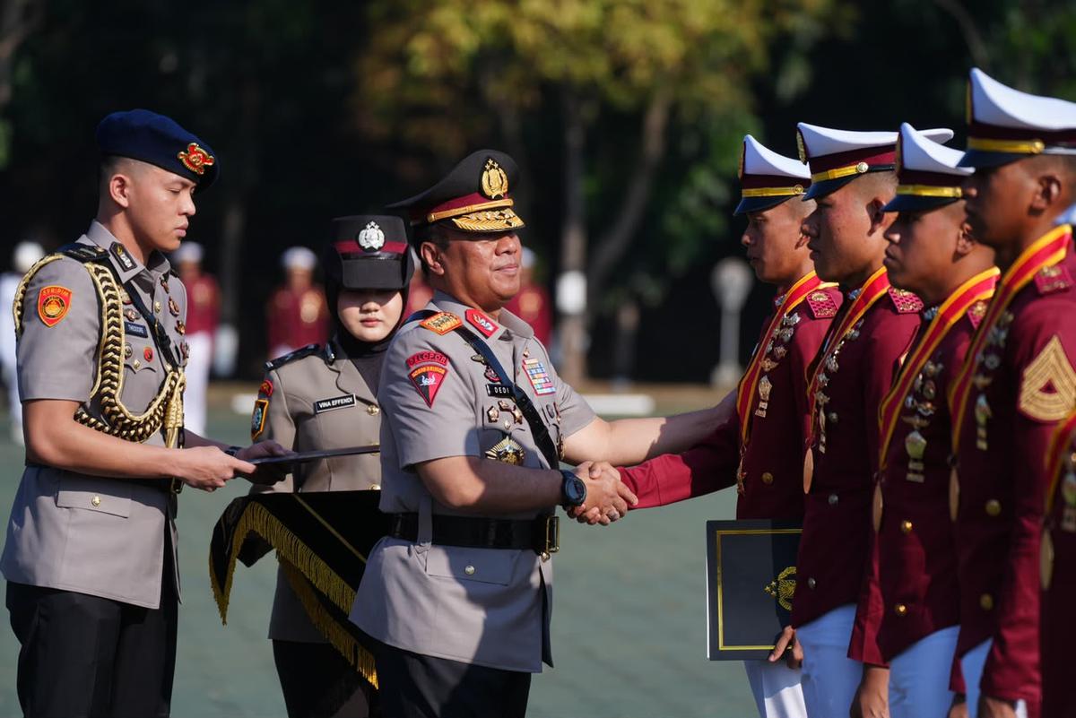 Wakapolri Komjen Dedi Prasetyo pimpin Upacara Penutupan Pendidikan Polri di Lapangan Bhayangkara, Akademi Kepolisian, Semarang, Jumat (10/7).