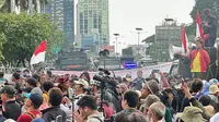 Demo mendesak hak angket kecurangan Pemilu 2024 di depan Gedung DPR, Senayan, Jakarta, Selasa (5/3) diwarnai aksi saling lempar botol. Insiden ini terjadi lantaran muncul massa tandingan yang juga menggelar demo di depan Gedung DPR. (Liputan6.com/Nanda Perdana Putra)