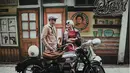 "Prewedd yg kata orang "Anti Mainstream" kalo kata saya berawal dari mengaplikasikan kesenangan saya dan @gussaoki berlanjut diskusi sama temen-temen di Bandung." tulisnya keterangan foto. (Instagram/popsovia)