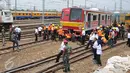 Sejumlah Petugas saat mengevakuasi gerbong kereta yang anjlok di jalur kereta api manggarai, Jakarta, Selasa (27/10/2015). Para Penumpang berhamburan turun  menyelamatkan diri. (Liputan6.com/Gempur M Surya)