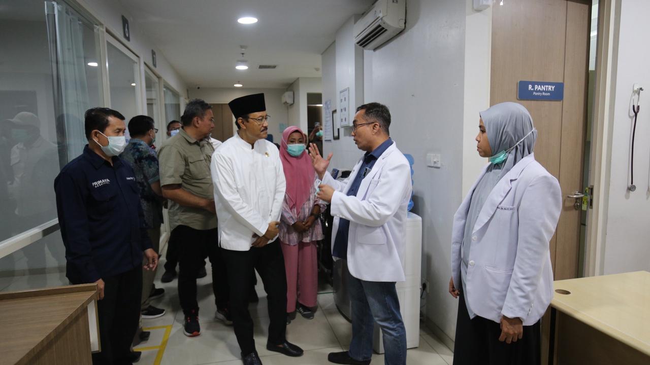 Menteri Sosial Saifullah Yusuf (Gus Ipul) menjenguk korban luka imbas unjuk rasa di Rumah Sakit Primaya, Makassar