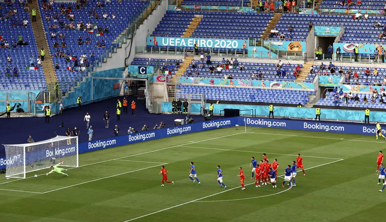Penjaga gawang Wales Danny Ward menghalau bola tendangan bebas pemain Italia Federico Bernardeschi pada pertandingan Grup A Euro 2020 di Stadion Olimpiade Roma, Italia, Minggu (20/6/2021). Italia menang 1-0. (Ryan Pierse/Pool via AP)