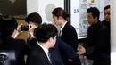 Penyanyi K-pop, Jung Joon Young tiba untuk mengikuti persidangan di kantor pengadilan Seoul, Kamis, (21/3). Jung Joon Young terancam hukuman 7 tahun 6 bulan penjara karena terlibat kasus perekaman dan penyebaran video secara ilegal. (REUTERS/Kim Hong-Ji)