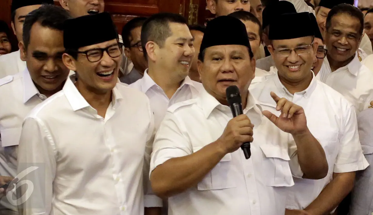 Ketua umum Partai Gerindra, Prabowo Subianto menyampaikan keterangan saat menggelar Konferensi Pers terkait penghitungan cepat Pilkada DKI Jakarta Putaran kedua di Jakarta, Rabu (19/4). (Liputan6.com/Johan Tallo)