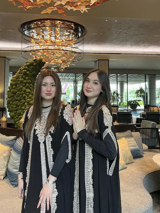 Tampil dengan kaftan hitam yang dihiaasi bordiran emas, keduanya tampak megah dan santun dengan gaya modest yang sempurna.  [Foto: Instagram/ Laura Moane]