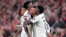 Pemain Real Madrid, Kylian Mbappe merayakan gol bersama rekan-rekannya dalam laga lanjutan Liga Spanyol 2025/2026 melawan Athletic Bilbao di Stadion San Mames, Bilbao, Spanyol, Rabu (03/12/2025). (AP Photo/Jose Breton)