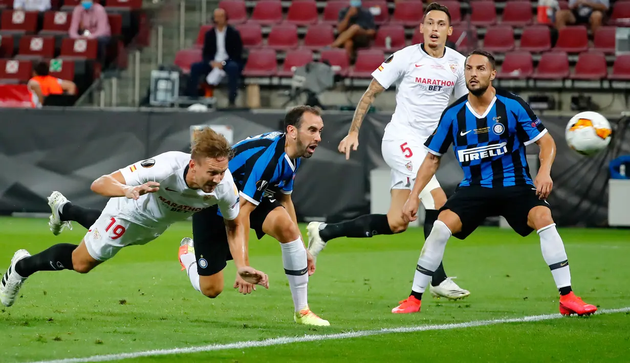 Penyerang Sevilla, Luuk de Jong mencetak gol pembuka untuk timnya ke gawang Inter Milan pada pertandingan Final Liga Europa di Stadion Rhein Energie, Sabtu (22/8/2020) dini hari. Sevilla menjadi juara Liga Europa setelah menang dengan skor 3-2. (Wolfgang Rattay/Pool via AP)