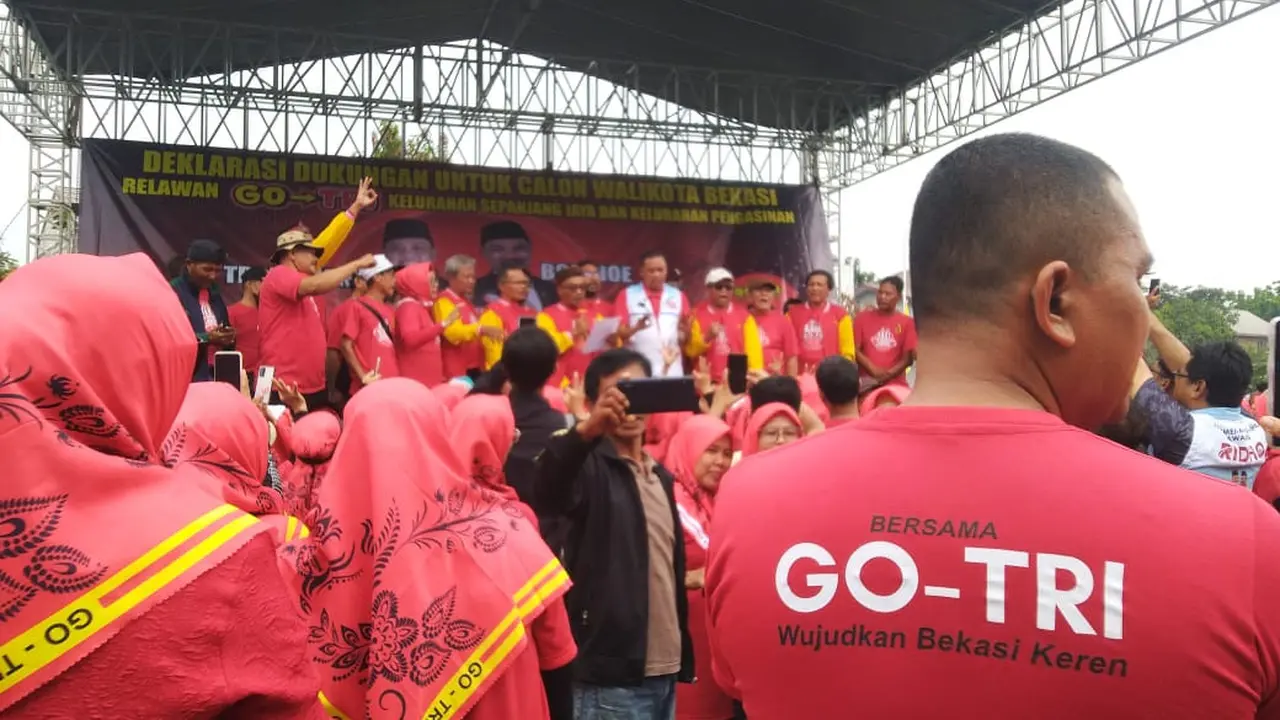 deklarasi dukungan dari ribuan relawan GO-TRI. Deklarasi digelar di Lapangan Stadion Mini Rawalumbu, Kota Bekasi, Jawa Barat, Minggu (13/10/2204).