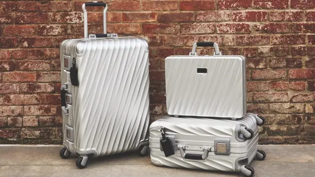 Brad Pitt Kenakan Tas Kerja Limited Edition di Film Terbarunya Bullet Train