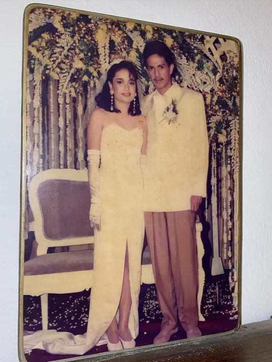 Rupanya gaun tersebut merupakan gaun pengantin milik sang ibu saat menikah dengan sang ayah dulu [instagram/miktambayong]