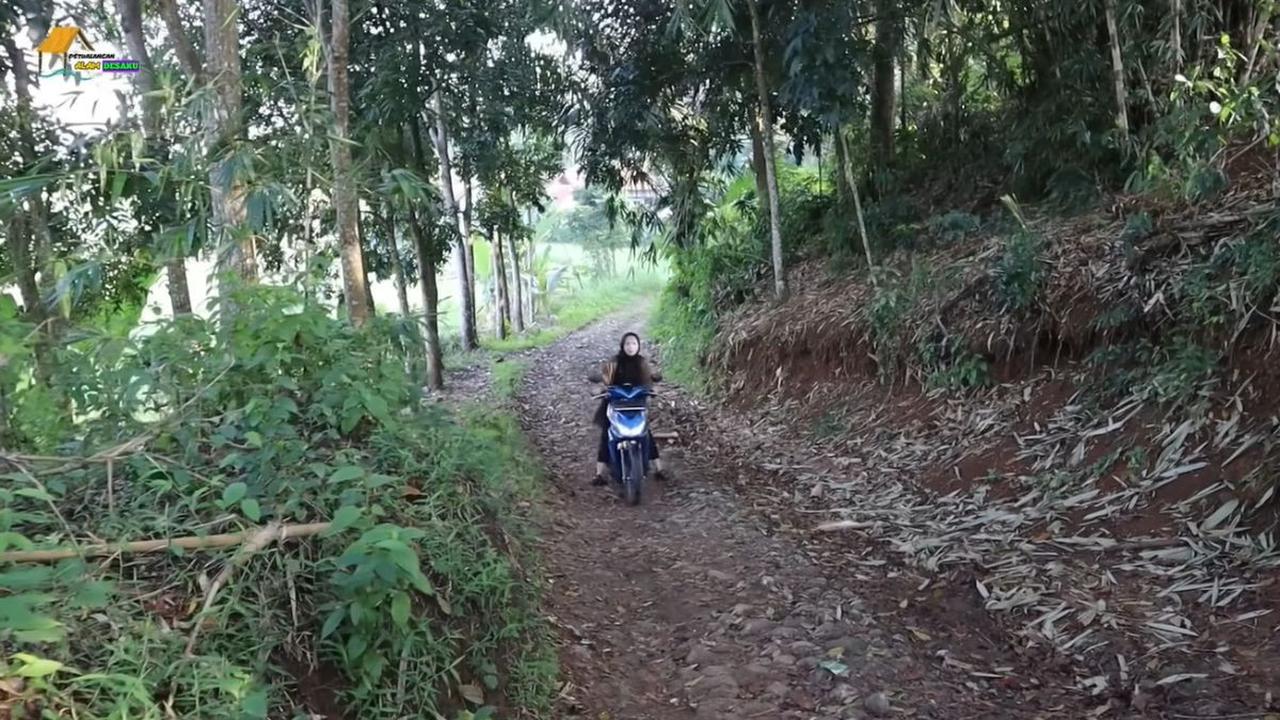 Kondisi Jalan Kampung yang Rusak Parah